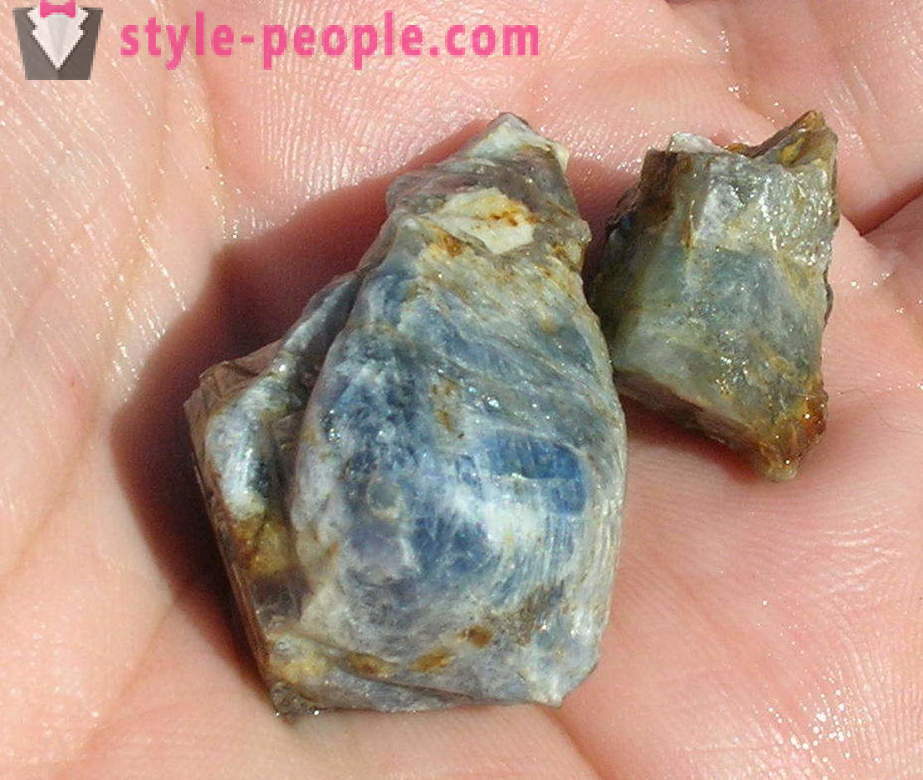 Zaffiro stellato: Descrizione pietra, foto in gioielleria