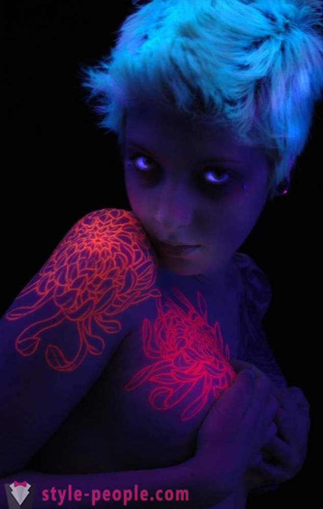 Tatuaggi che sono solo visibili alla luce UV