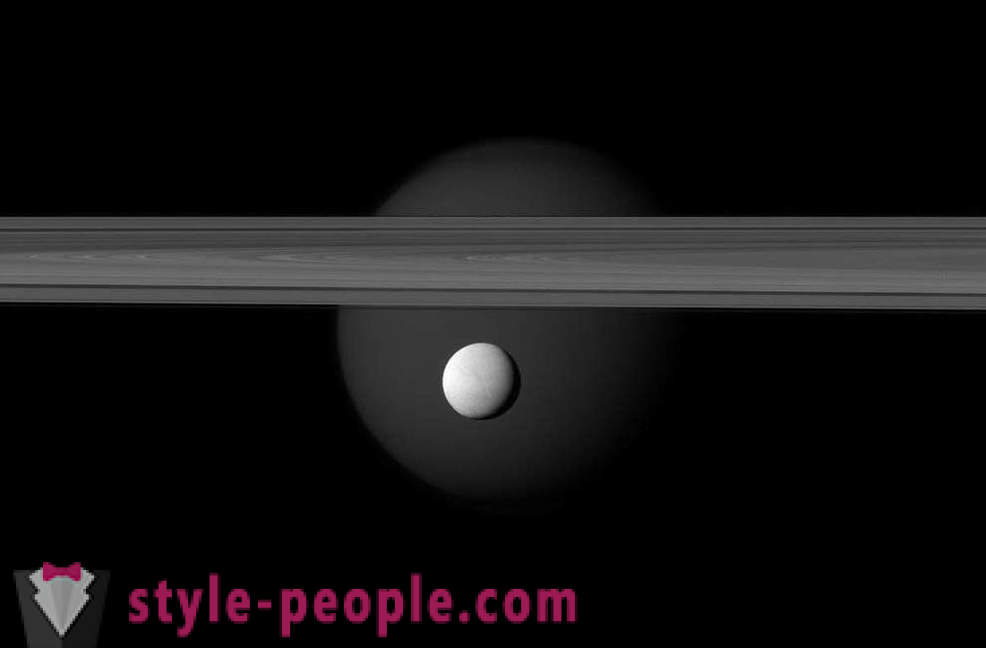 Sesto satellite di Saturno nella lente