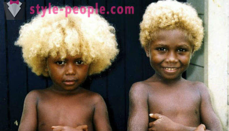 La storia degli abitanti neri della Melanesia con i capelli biondi