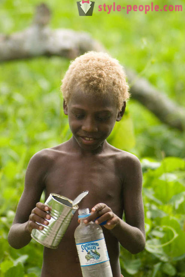 La storia degli abitanti neri della Melanesia con i capelli biondi