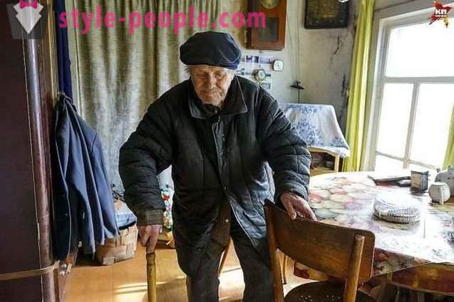 85-anni, insegnante di paese ha accumulato sulla casa, ma ha dato i soldi per gli orfani