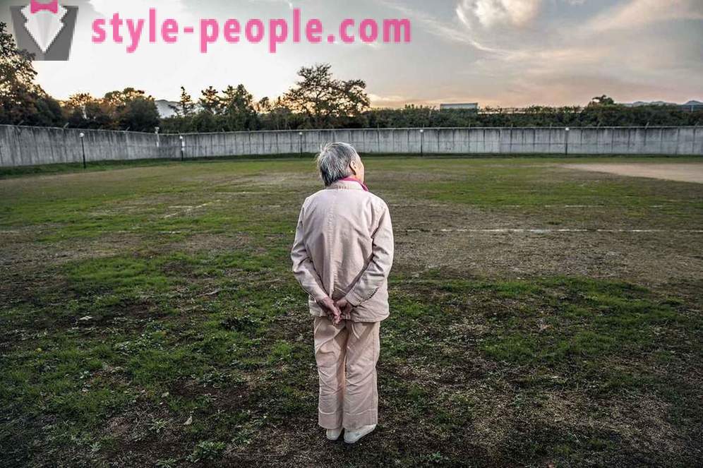 Anziani giapponesi tendono ad una prigione locale