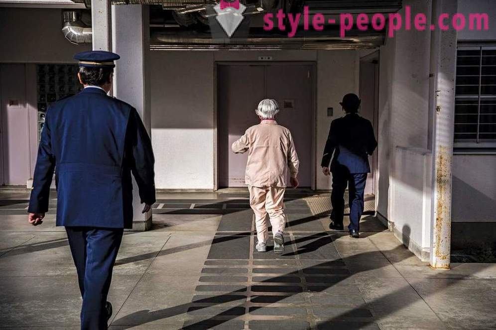 Anziani giapponesi tendono ad una prigione locale
