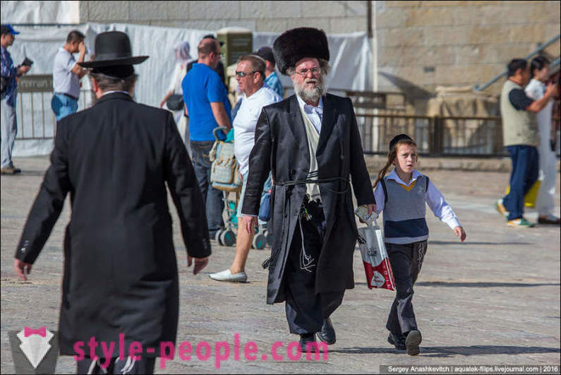Perché gli ebrei religiosi indossare abiti speciali