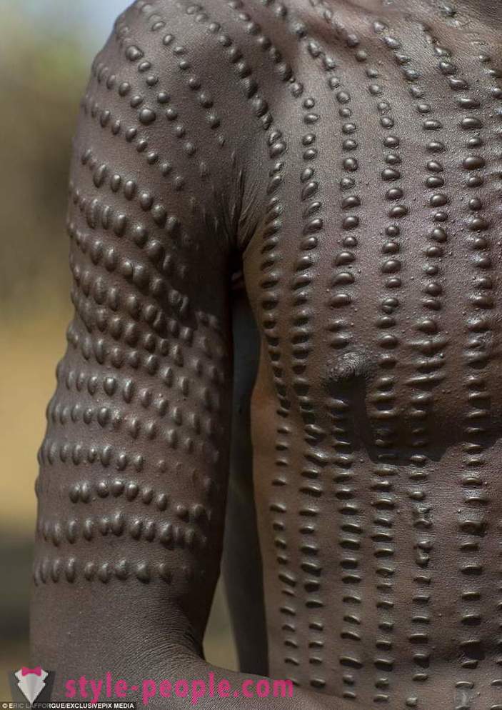 In Africa, le cicatrici adornano non solo gli uomini