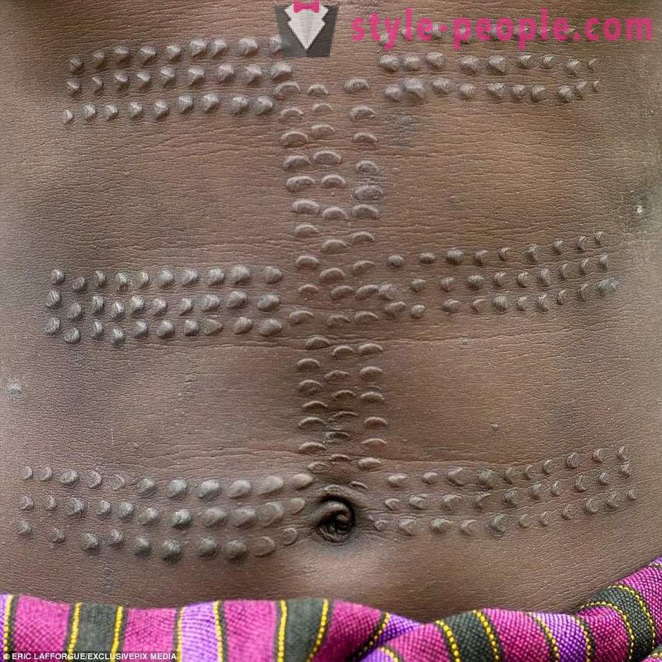 In Africa, le cicatrici adornano non solo gli uomini