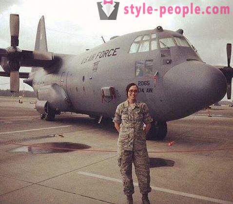 Kerissa Littlejohn - i membri della US Air Force, che è un modello professionale, e ha conseguito un master