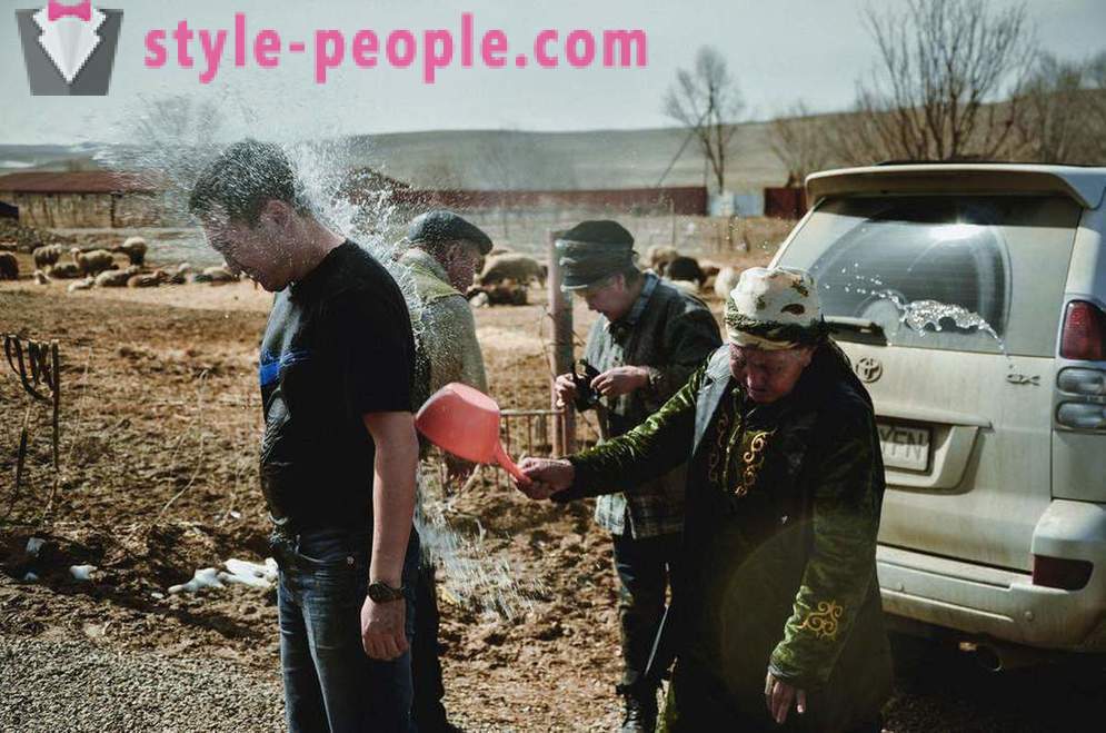 Ovest fotografo trascorso due mesi in visita kazako sciamano