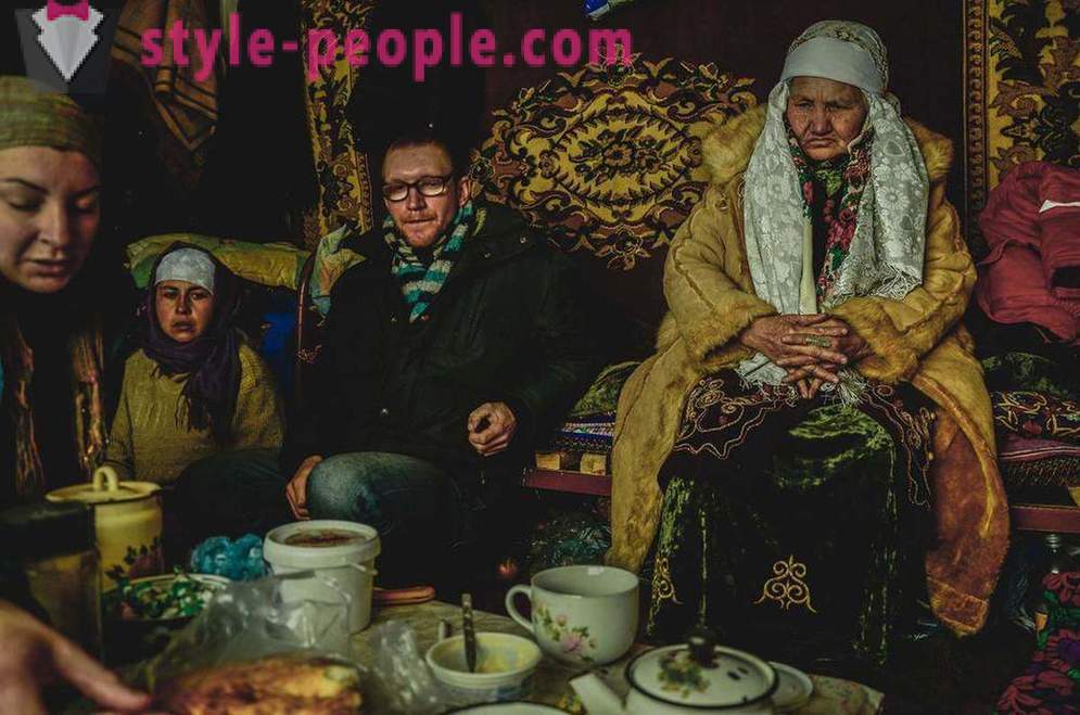 Ovest fotografo trascorso due mesi in visita kazako sciamano
