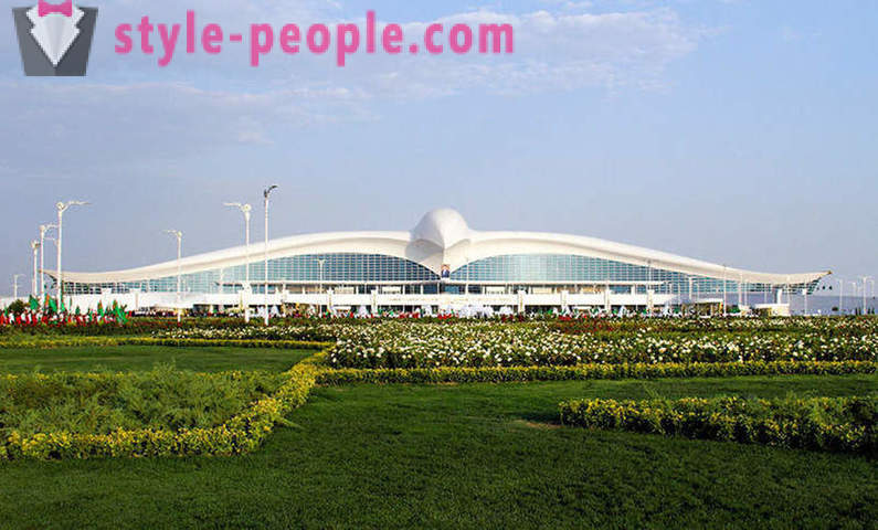 Il Turkmenistan ha aperto l'aeroporto, sotto forma di un falco che vola