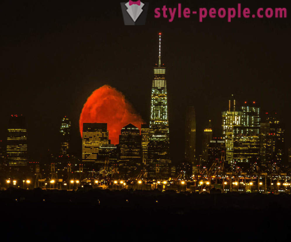 Sanguinosa luna sopra Manhattan