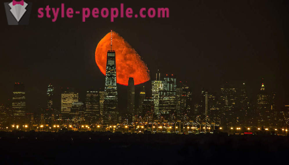 Sanguinosa luna sopra Manhattan