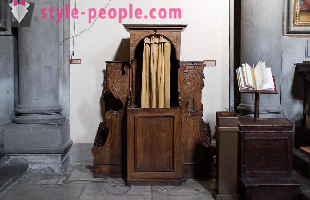 Confessionali nella Chiesa italiana. Fotografo Marcella Hakbardt