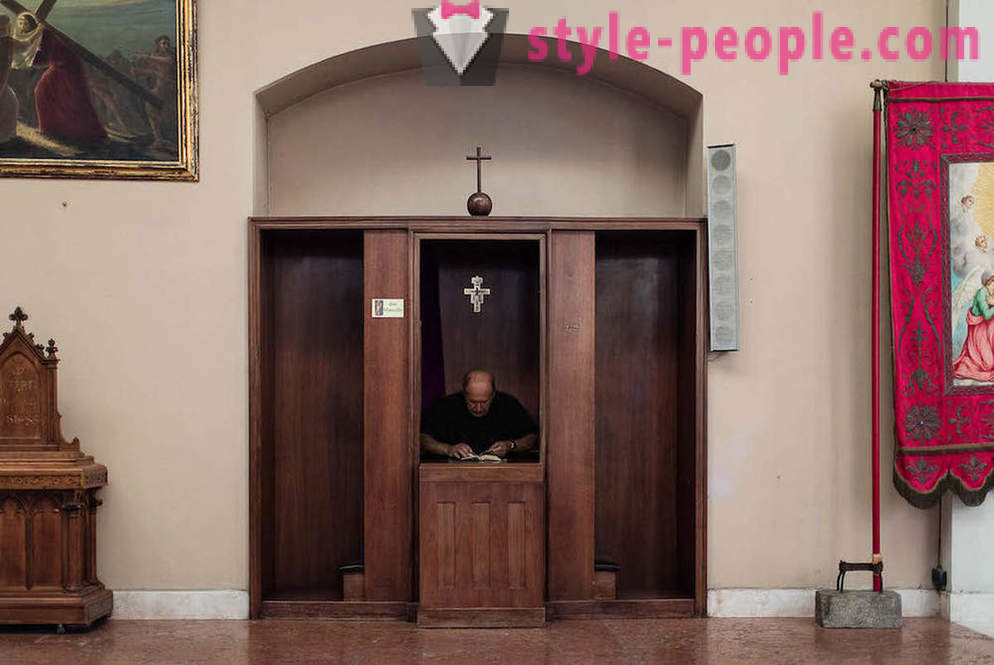 Confessionali nella Chiesa italiana. Fotografo Marcella Hakbardt