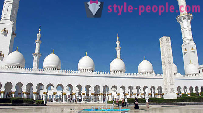 Sheikh Zayed moschea - la principale vetrina incalcolabile ricchezza di Abu Dhabi
