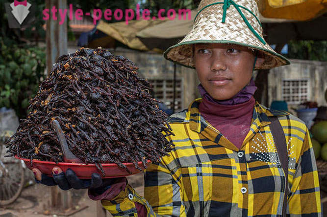 Cacciatori cambogiani tarantole