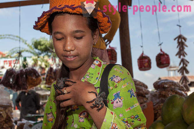 Cacciatori cambogiani tarantole