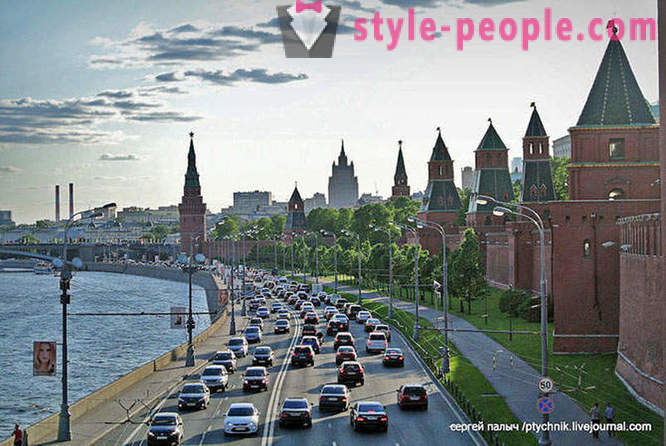 Come ha fatto l'autostrada 10 a senso unico nel centro di Mosca