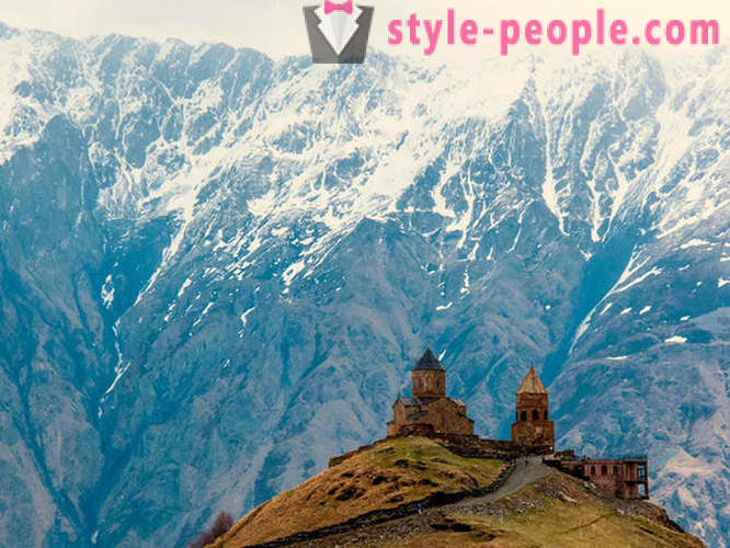 Viaggia attraverso le montagne del Caucaso