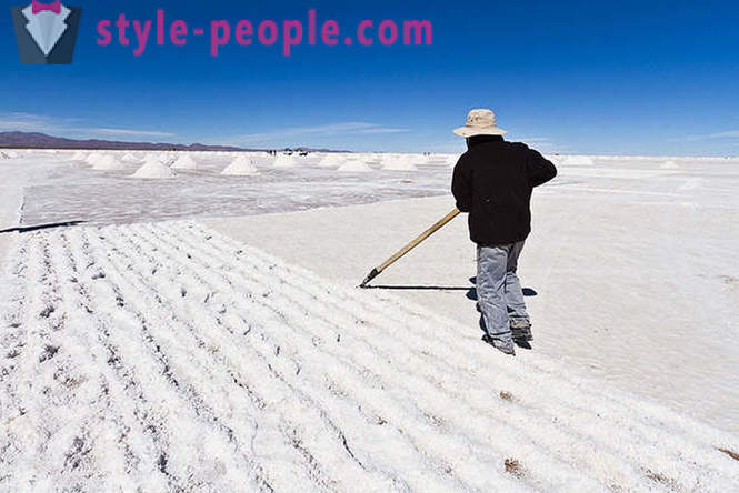 Viaggio attraverso più grande deserto di sale del mondo