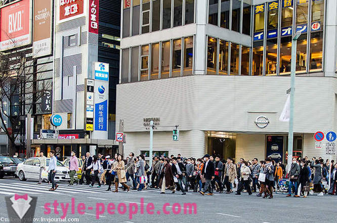 Un po 'circa i bagni giapponesi e una passeggiata lungo la strada principale di Tokyo