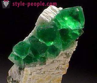 Verdi pietre preziose: smeraldo, demantoide, tormalina