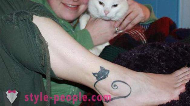 Il tatuaggio sulla gamba del gatto: una foto, un valore