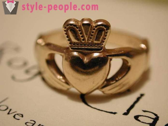 Anello in forma di una corona. Oro, anello d'argento