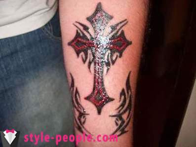 Tatuaggio croce sul braccio. il suo valore