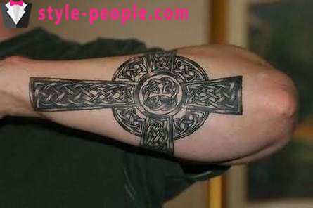 Tatuaggio croce sul braccio. il suo valore
