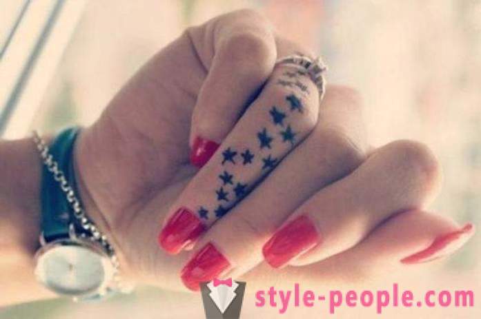 I tatuaggi sulle dita - una tendenza di moda!