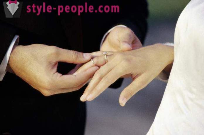 A un certo dito indossare un anello di fidanzamento? Anelli di fidanzamento: Foto