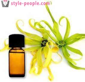 L'olio essenziale di ylang-ylang aiuterà la pelle del viso e dei capelli per essere perfetto