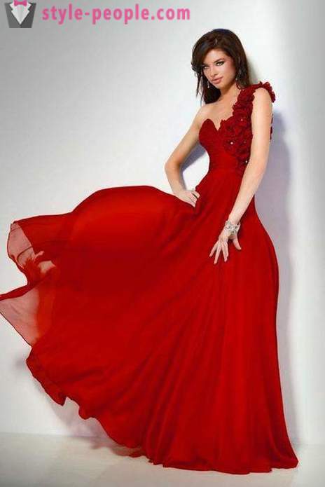 Vestito rosso alla moda pavimento
